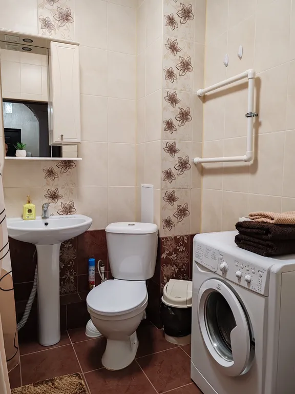 Евротрешка возле ТЦ Кит