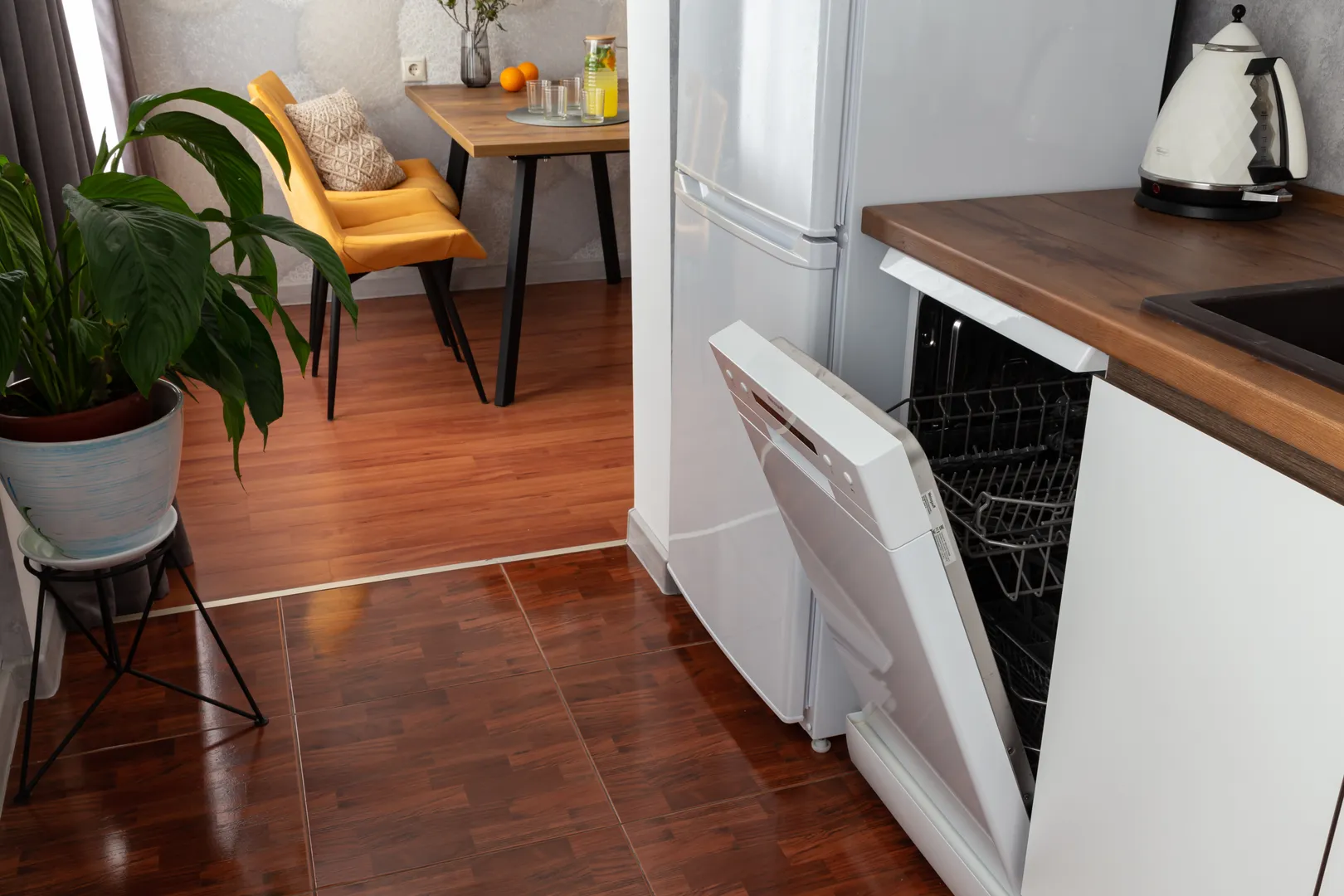 Оборудованная кухня: посудомоечная машина с бесплатными капсулами, холодильник и электрический чайник