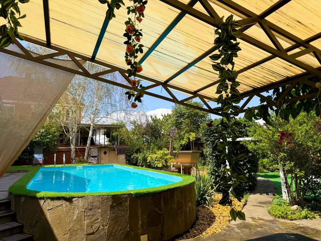 Дом с бассейном у парка Галицкого