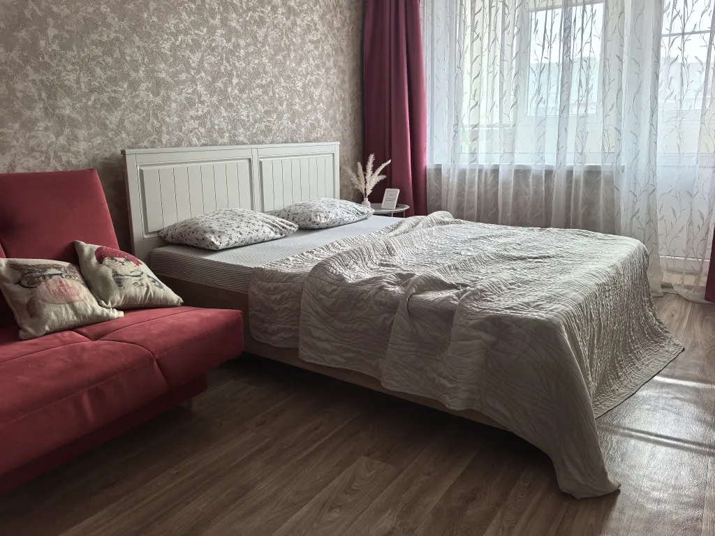 Однокомнатная в брусничных тонах