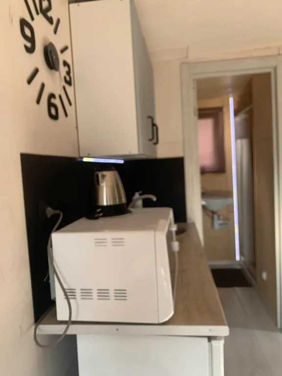 Уютный лесной домик на берегу ручья с выходом в лес