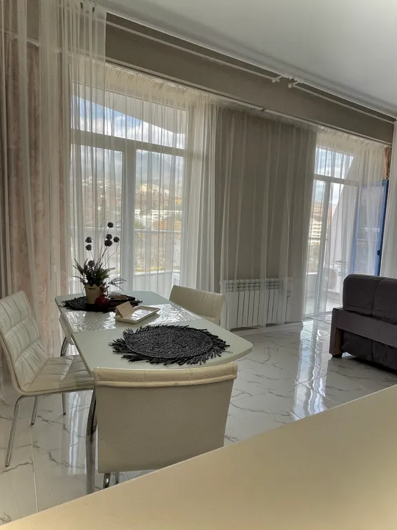 Апартамент с видом на море и горы