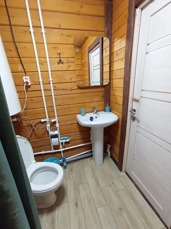 Дом в живописном месте на берегу реки Бия