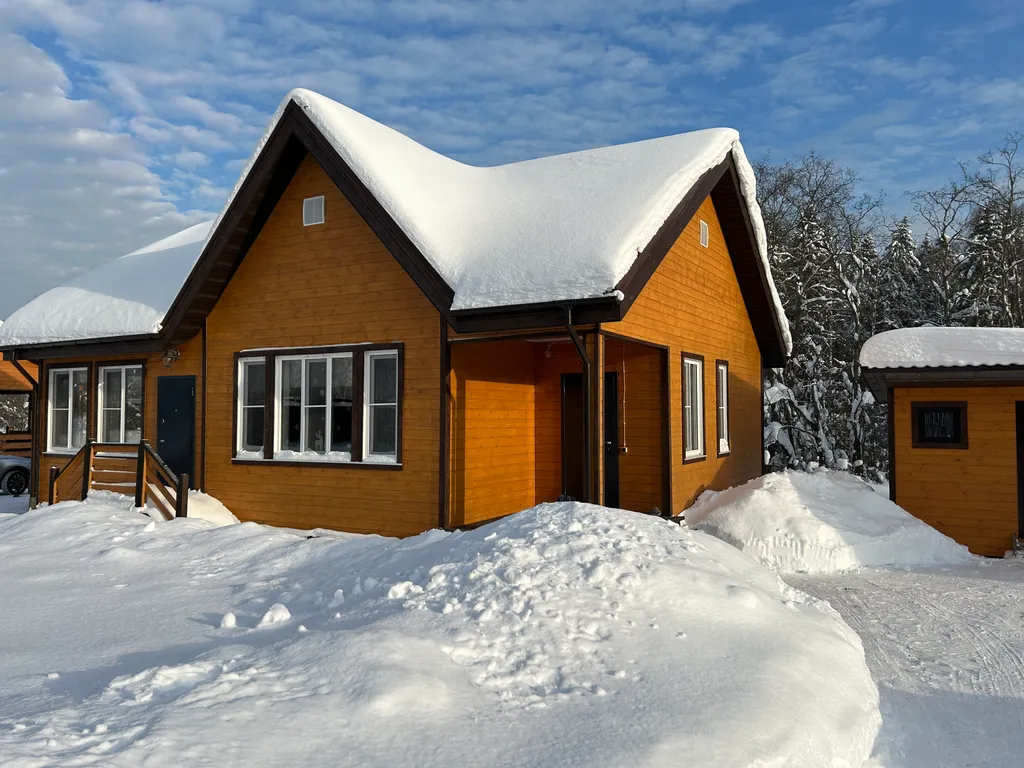 Новый коттедж для отдыха у реки с бассейном и баней