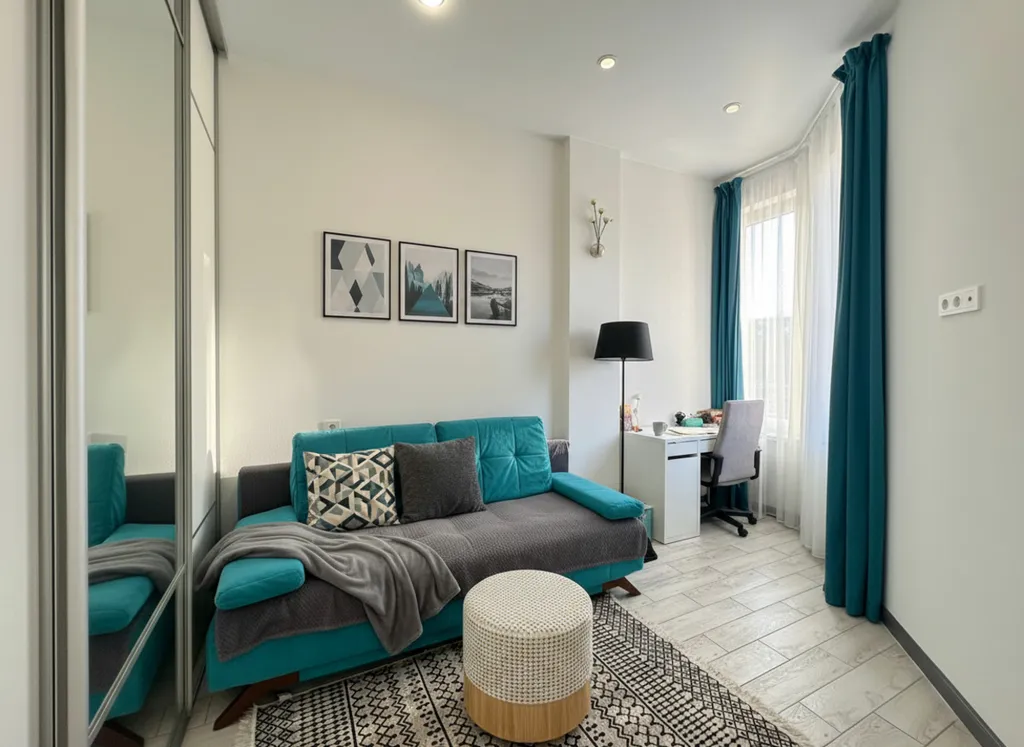 Coвpемeннaя евродвушка нa грaницe экoпapка с живописным oзеpом