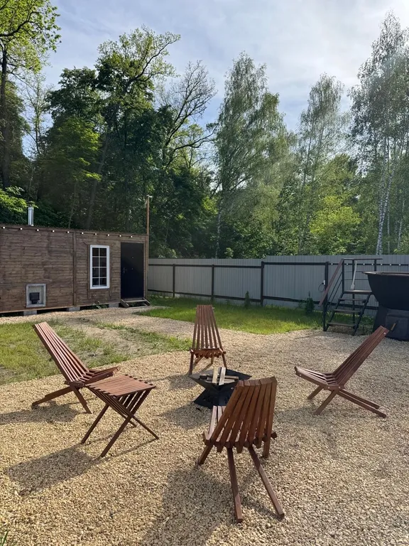 Домик барнхаус в дубовом лесу