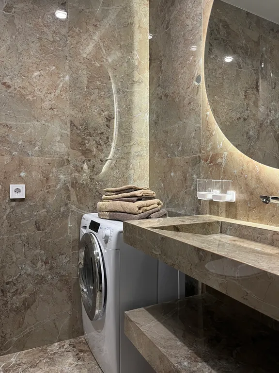 Квартира-студия в окружении хвойного леса и гор.