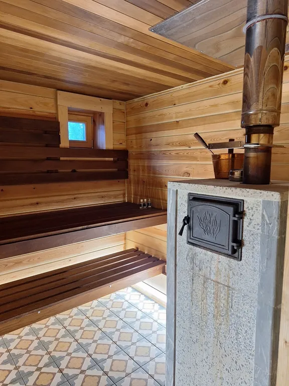 Дом деревянный на берегу реки в Рощино