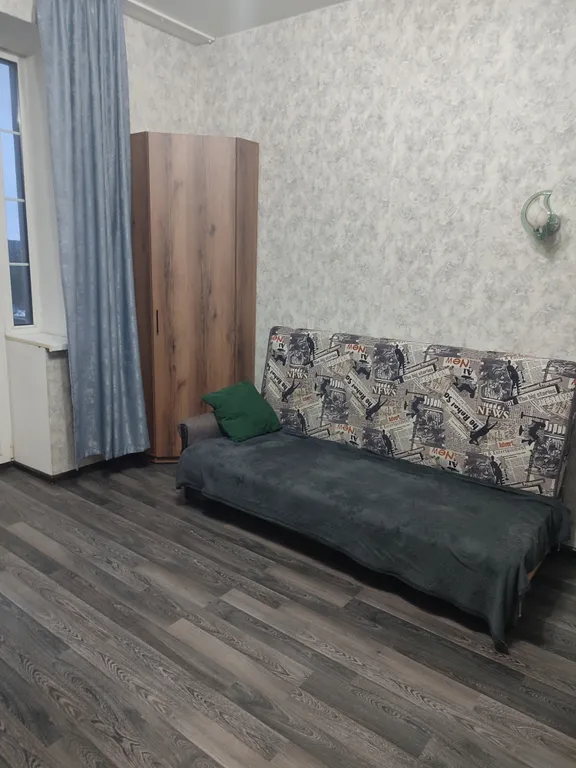 Студия в историческом районе города с красивым видом из окна