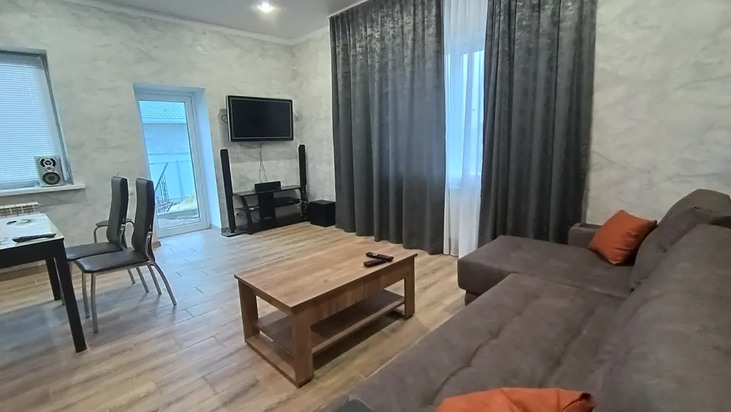 Трёхкомнатный новый коттедж в черте города с бассейном