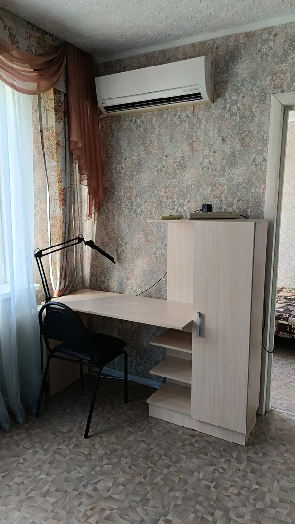 стол в гостиной