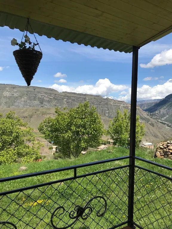 Гостевой домик Ругуджа с террасой и видом на горы и лес