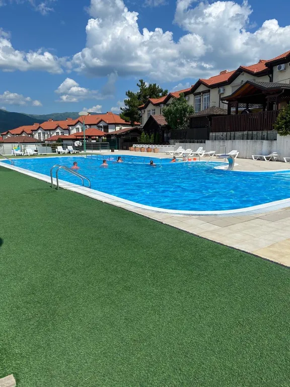 Изумрудный дизайнерский коттедж с бассейном