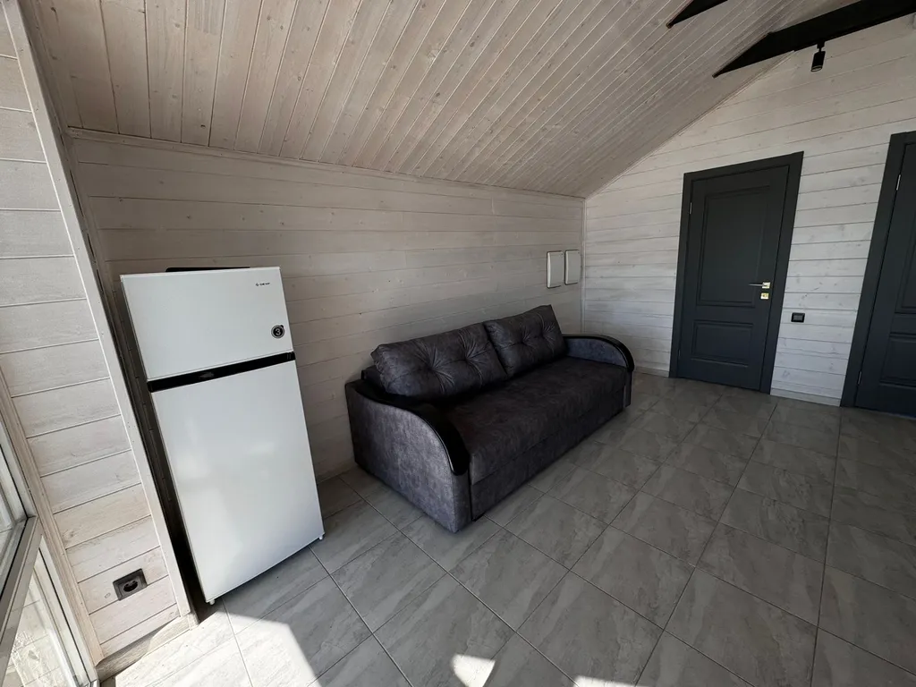 Уютный дом на берегу реки