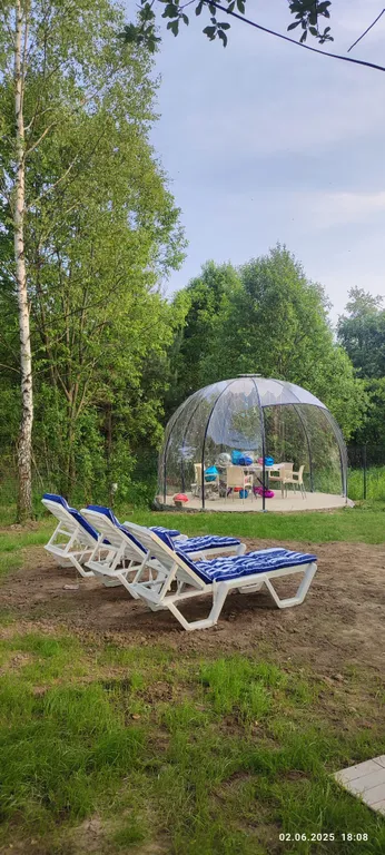 Дом с купольной беседкой на природе