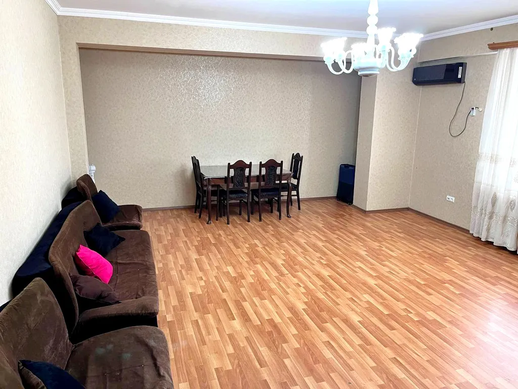 Большая и просторная квартира с двумя балконами в центре