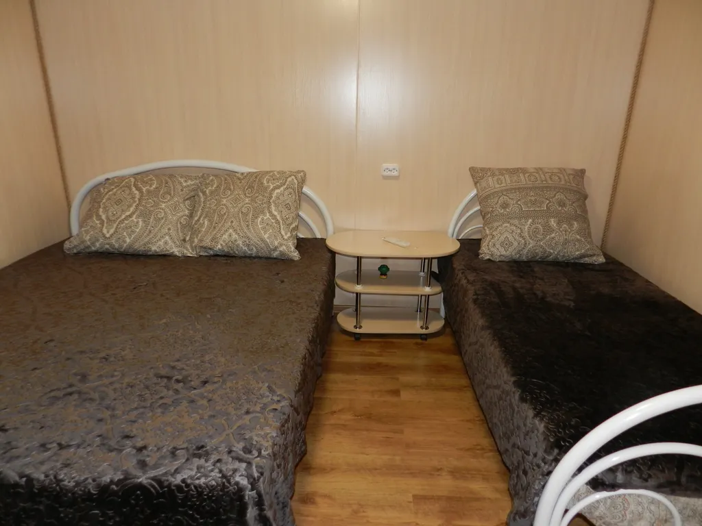 Домики на пляже Золотой Якорь с видом на море