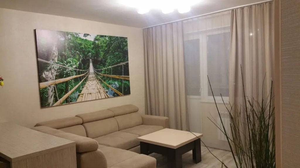 Просторная и комфортабельная евродвушка с балдахином над кроватью