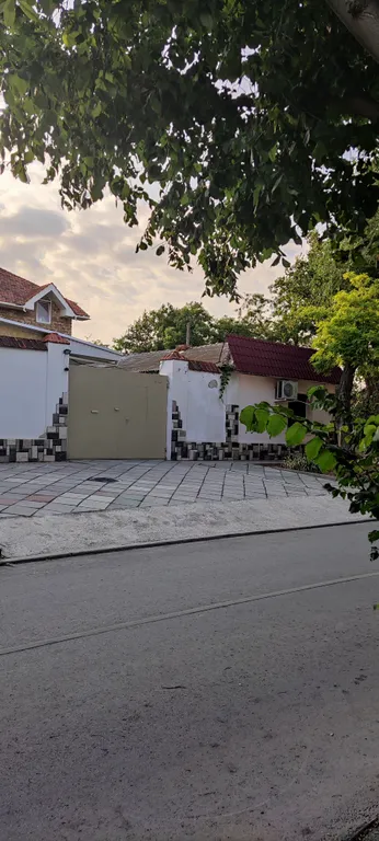 3 одинаковых коттеджа в одном закрытом дворе