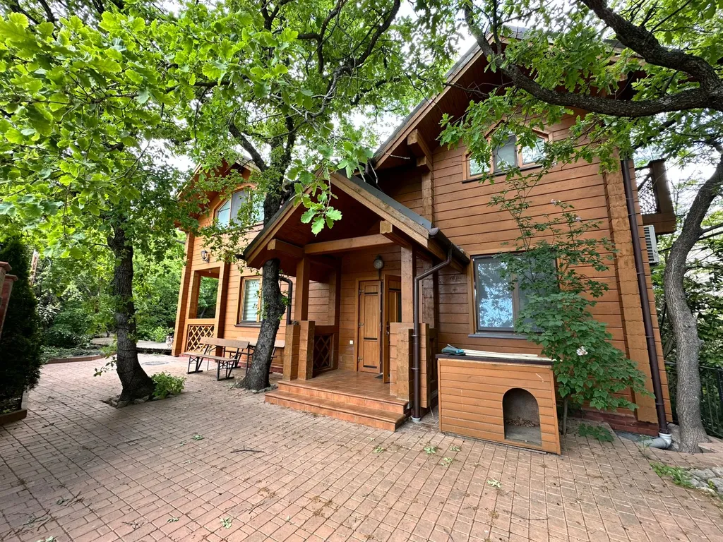 Деревянный дом с приватной территорией