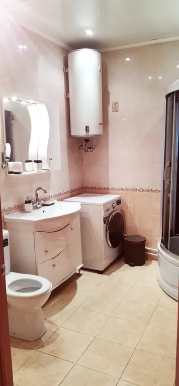 Уютный загородный дом с красивой благоустроенной территорией.