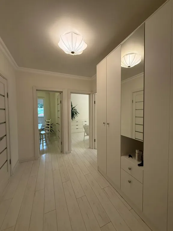 Две изолированные спальни с видом на горы в центре Ялты.