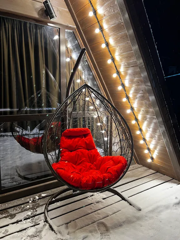 Сказочный дом в лесу с видом на горы