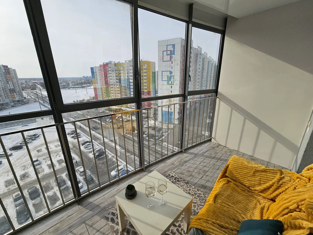 Студия с лоджией и панорамными окнами