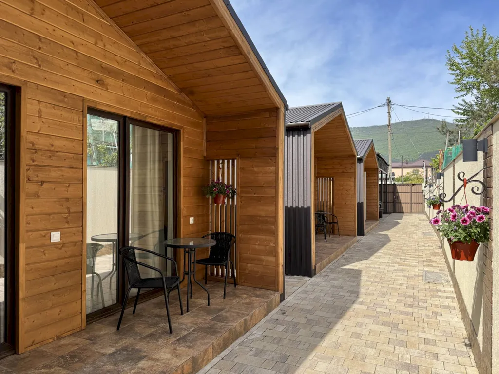 Коттедж Коттедж Деревянный Барнхаус с террасой и парковкой - 7 минут до моря — Геленджик