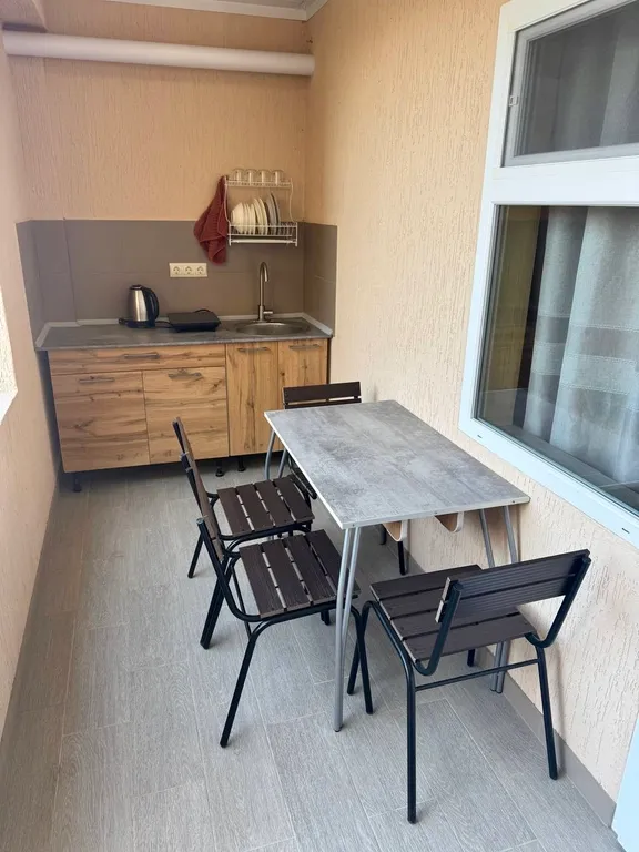 Семейный номер с кухней на веранде в центре