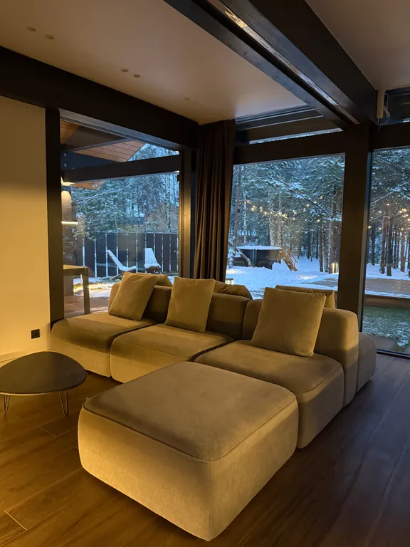 Премиальный загородный дом с теплым бассейном, на берегу