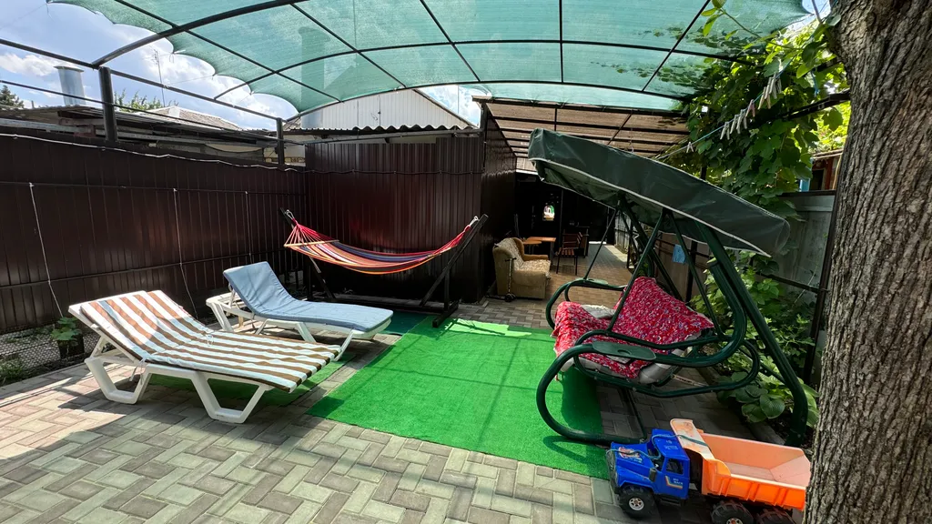 Комфортный дом и двор целиком под ключ без хозяина у моря Комильфо