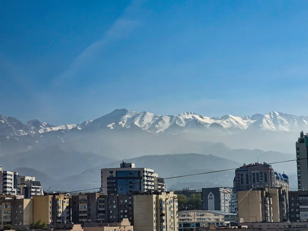 Шикарный вид на горы в самом центре города