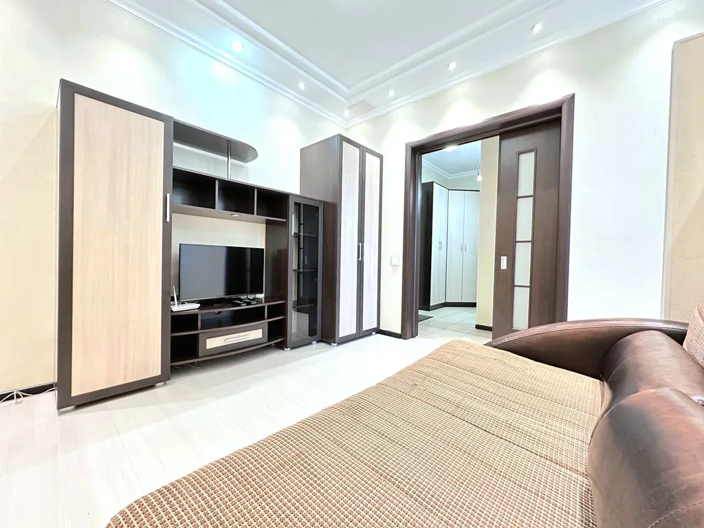 1-комнатная квартира с балконом и видом на реку рядом с Кузбасс-Арена