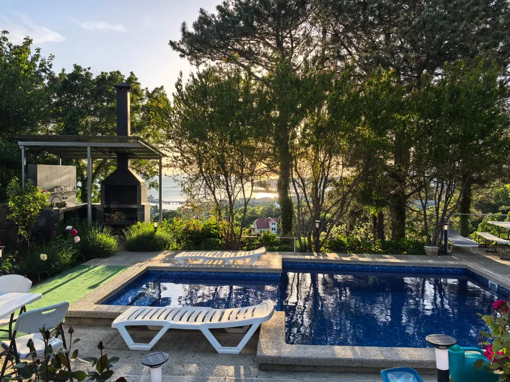 Двухкомнатная апартаменты   с теплым бассейном  у моря.