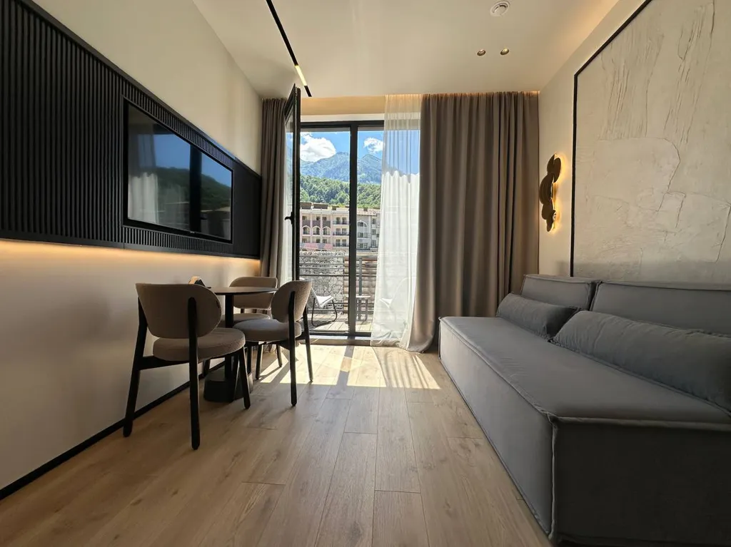 Апартаменты люкс с личной террасой и выходом к бассейну