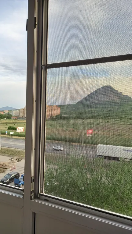 Уютная квартира в центре города с видом на гору Змейка