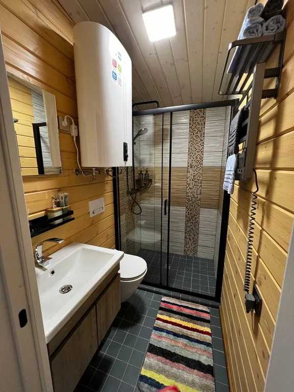 Уютный домик Karhumökki в окружении соснового леса и озер, у Игоры