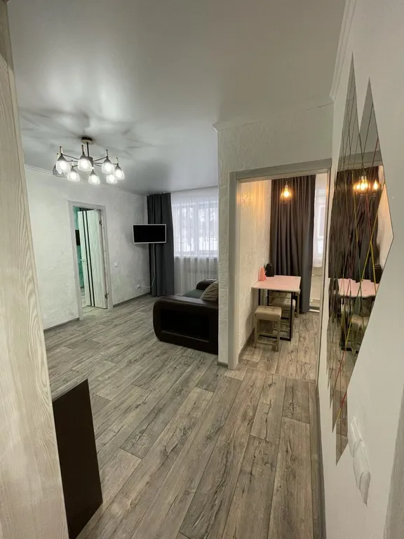 Двухкомнатная с евро ремонтом в районе 1000 мелочей