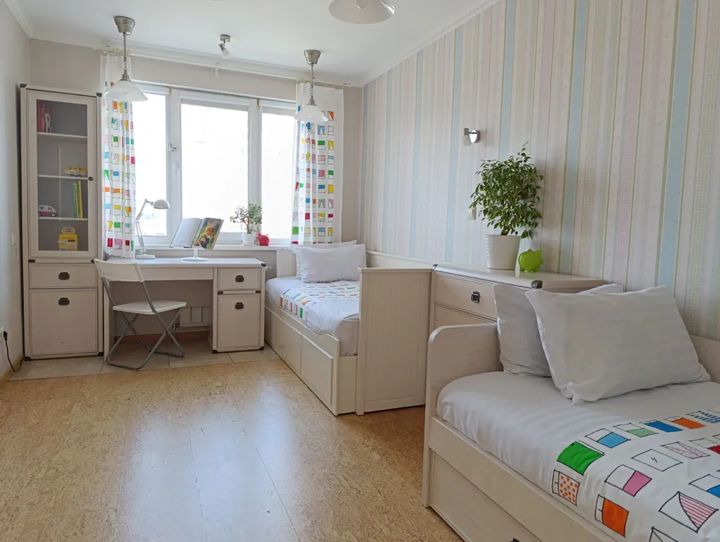 Светлая трёхкомнатная квартира у метро, 4 станции до центра, парковка — аренда посуточно в Минск