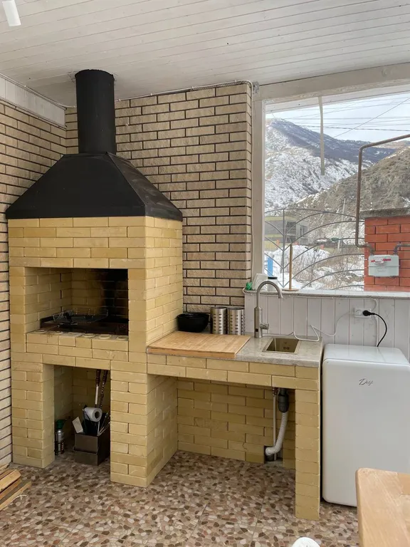 Дом с бассейном у леса