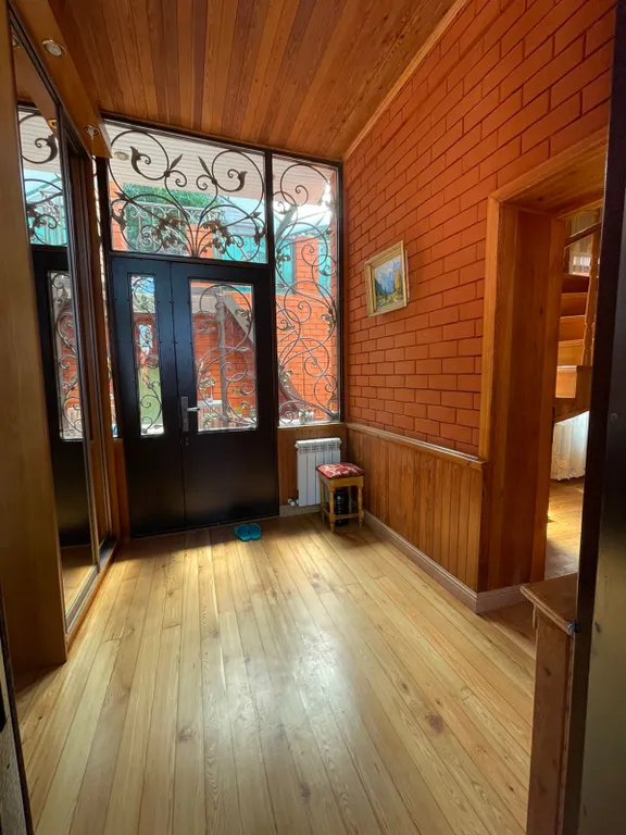 Деревянный дом с красивым видом на море