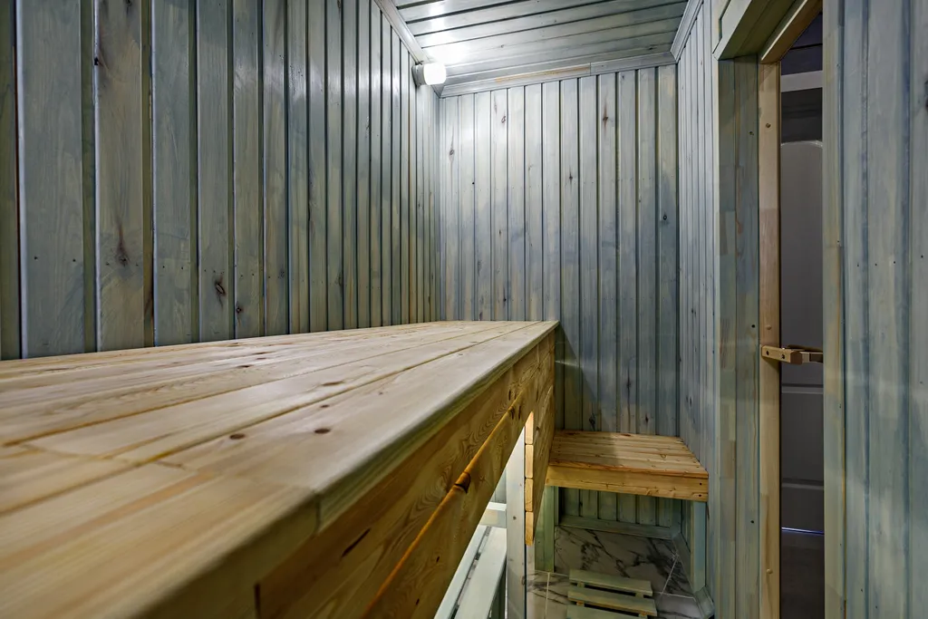 Grey House с дикими зайцами