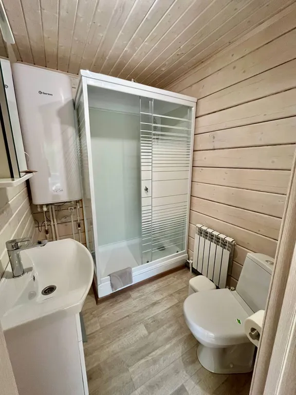 Просторный новый дом на берегу озера у родника