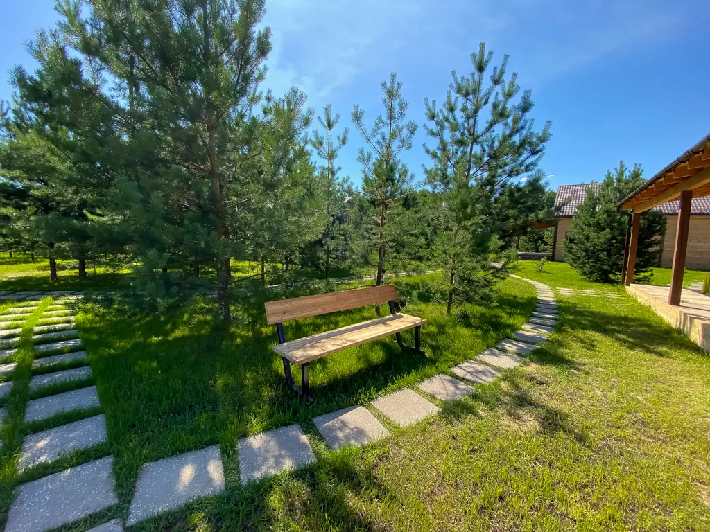 Уютный коттедж в лесу у пруда