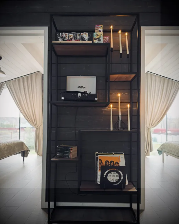 Дом у реки в сосновом лесу