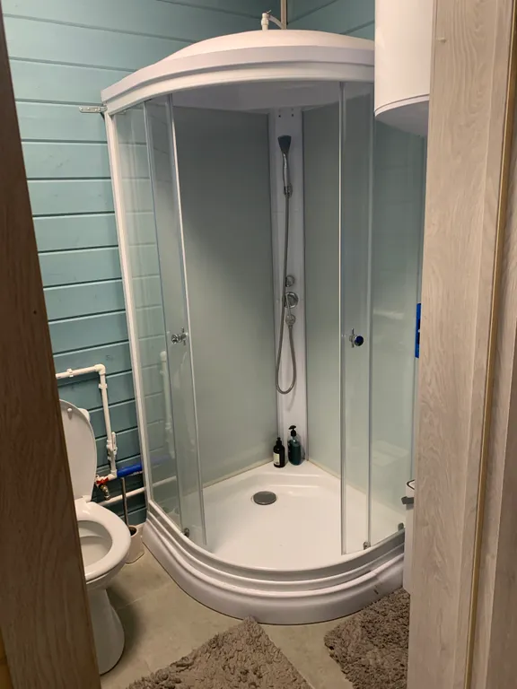 Два новых дома на большом участке с лесом