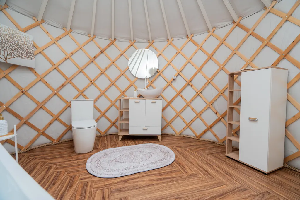 Глэмпинг с большой террасой в лесу