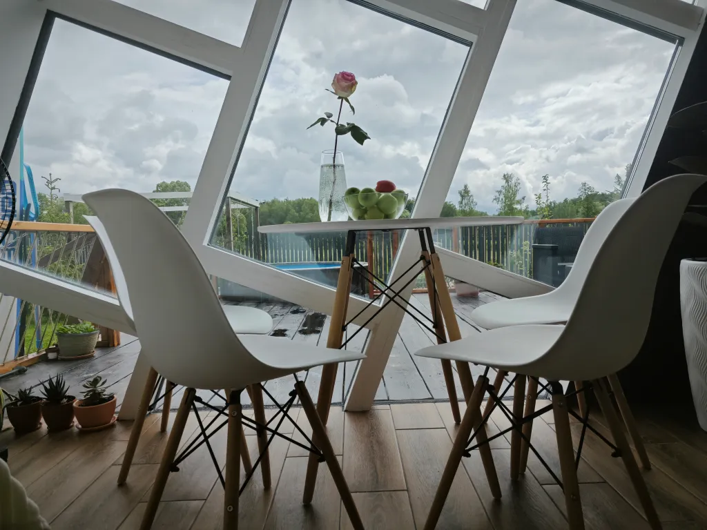 Треугольный дом Lis-A-dom с видом на реку