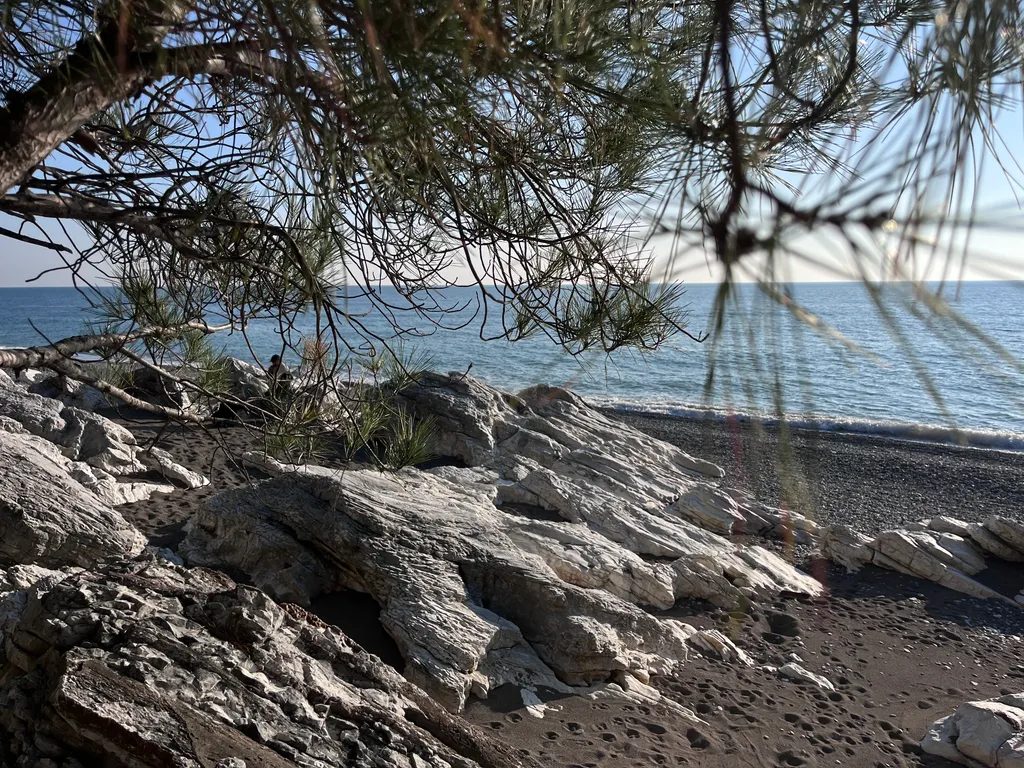 Дом на скалах с видом на море